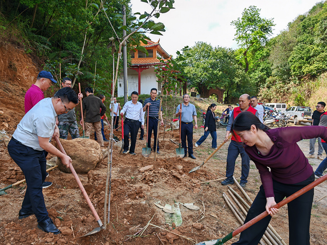 1752043845909176.jpg “绿美广东”加益镇植树活动_副本.jpg