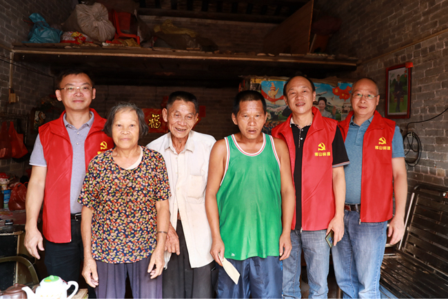 1752043921179117.jpg 慰问残疾困难人士_副本.jpg